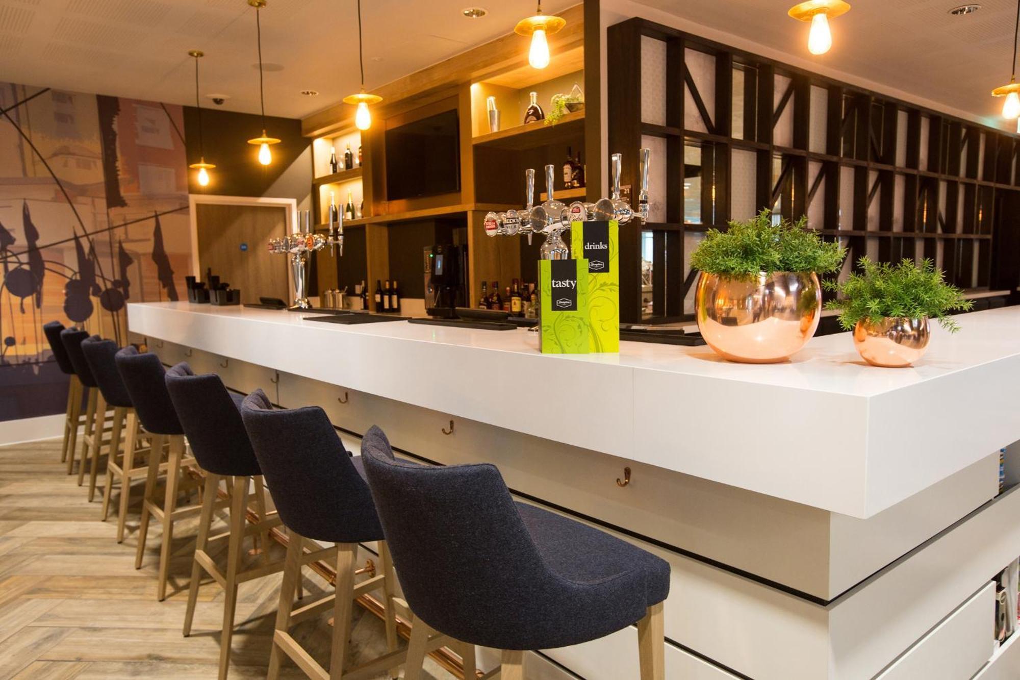 Hampton By Hilton Bristol Airport Hotel Redhill  Bagian luar foto