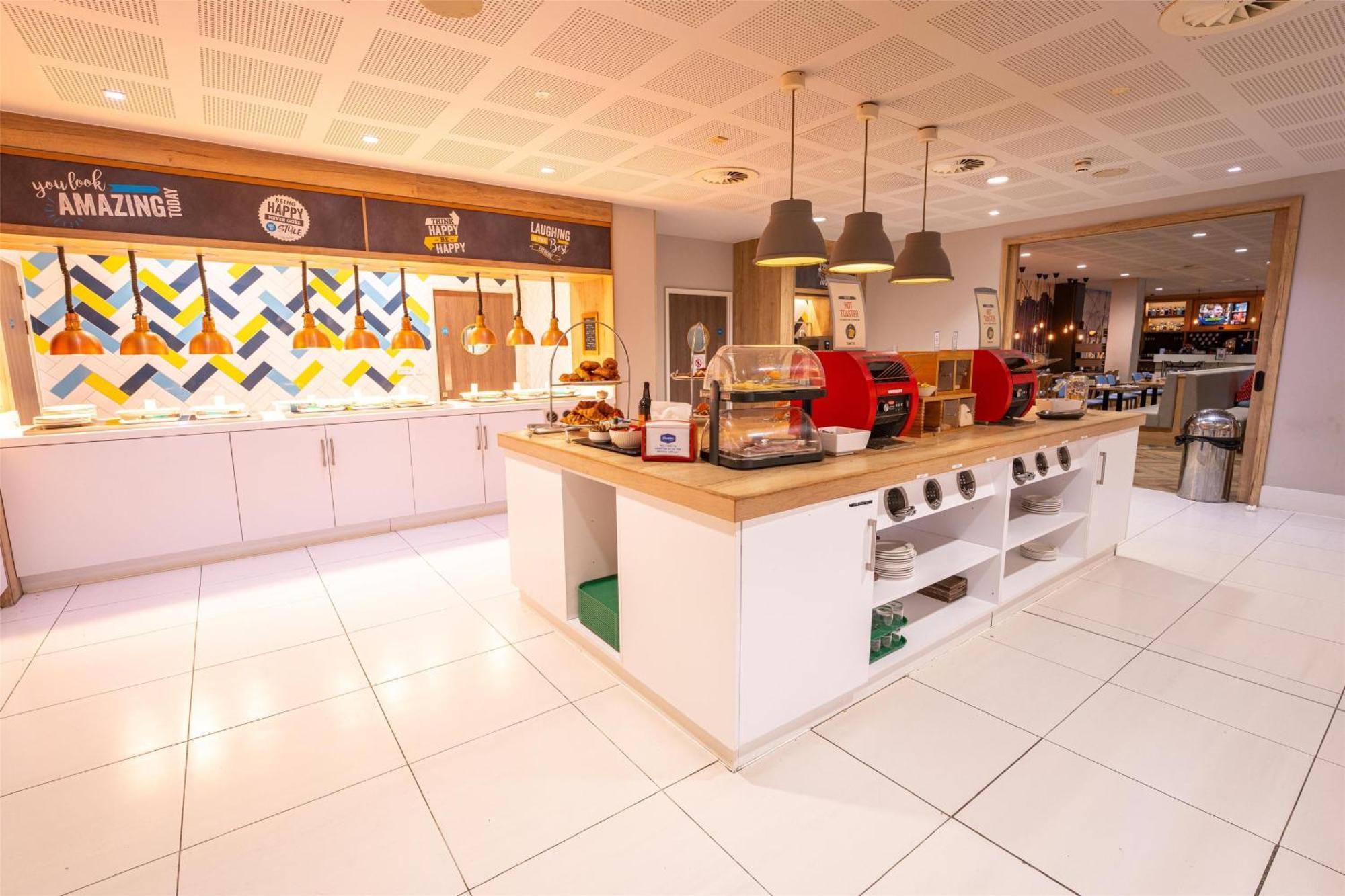 Hampton By Hilton Bristol Airport Hotel Redhill  Bagian luar foto