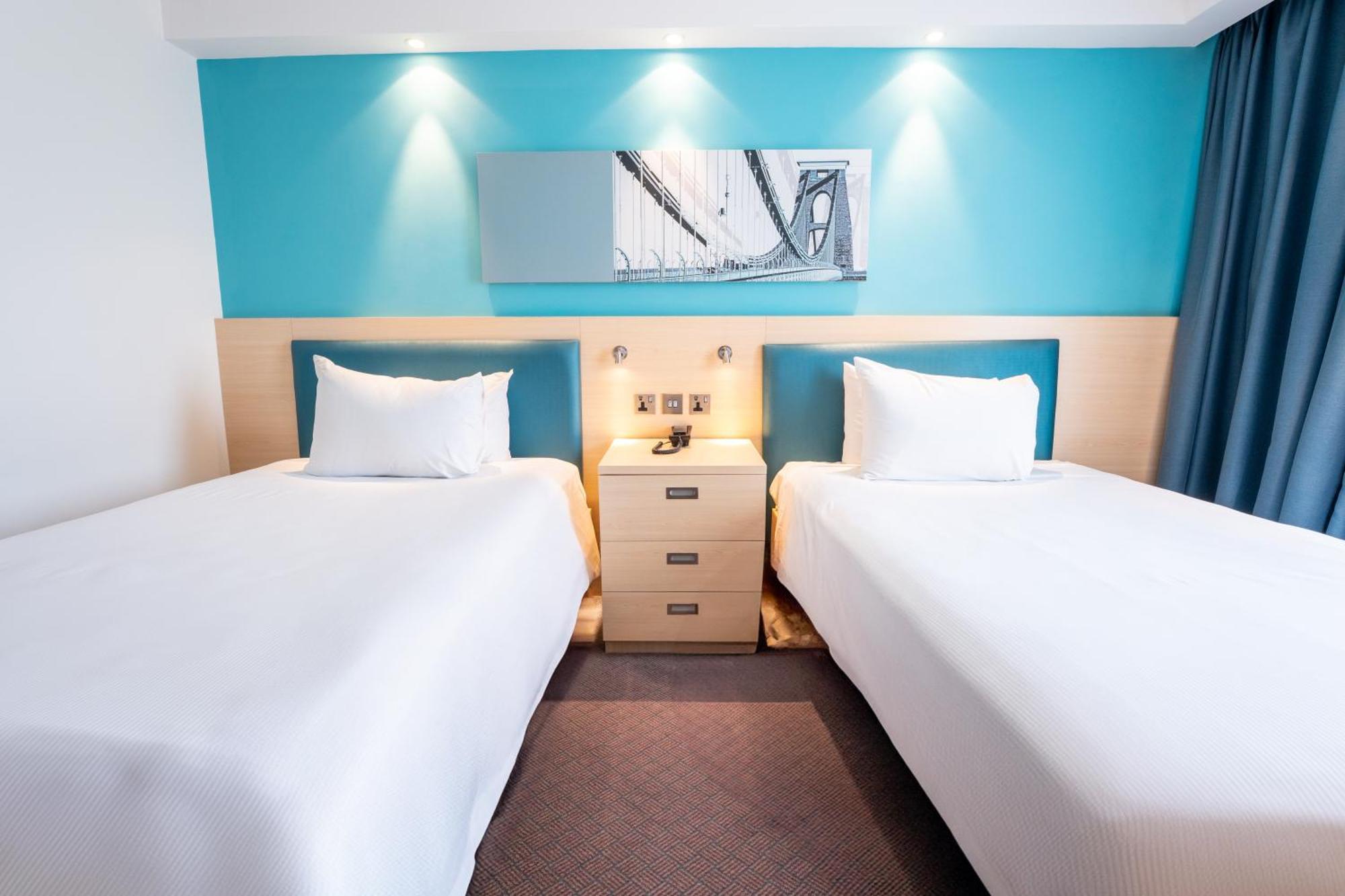 Hampton By Hilton Bristol Airport Hotel Redhill  Bagian luar foto